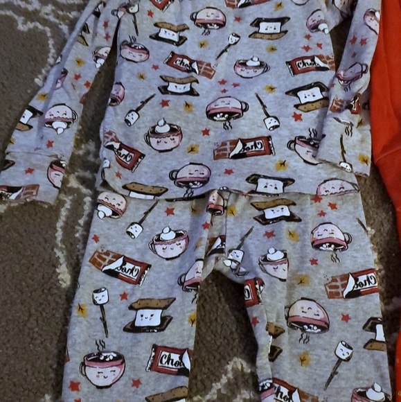 PJ Set ❣ 24 Months - Picture 2 of 3